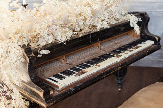 Vintage grand piano with white flowers