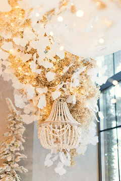 Chandelier with wooden beads in flowers