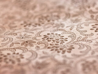 cremefarbenes florales Muster Vintage Blüten und Ranken
Material Plastik