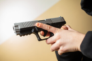 Broń w ręce. Pistolet trzymany w ręce. Strzelanie z pistoletu. Weapon in hand. Gun held in hand. Pistol shooting