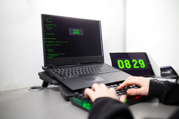 Stanowisko informatyczne, Haker włamuje się do komputera. Włamanie do laptopa. Laptop Hacked. ACCESS GRANTED. Włamanie się do laptopa. Pomyślne włamanie do laptopa - obrazy, fototapety, plakaty