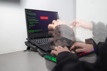Stanowisko informatyczne, Haker włamuje się do komputera. Włamanie do laptopa. Laptop Hacked. ACCESS DENIED. Brak dostępu do laptopa. Informatyk włamuje się do komputera z niewidzalnymi rękami - obrazy, fototapety, plakaty