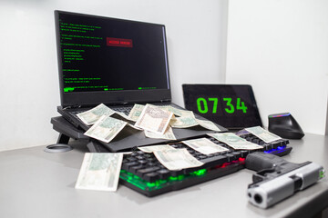 Stanowisko Informatyczne, Pieniądze na klawiaturze, Zielony Zegar, Broń. Porozrzucane pieniędze na klawiaturze i laptop z napisem ACCESS DENIED.