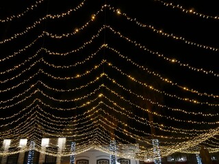 Lichterketten vor Nachthimmel auf La Palma