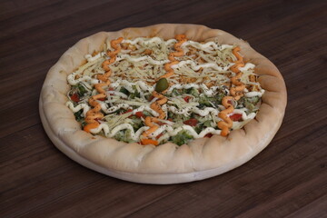 Pizza brócolis e frango com queijo.