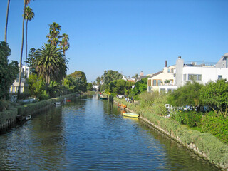 Fototapeta na wymiar scenic houses at the canal in Venice Beach, California