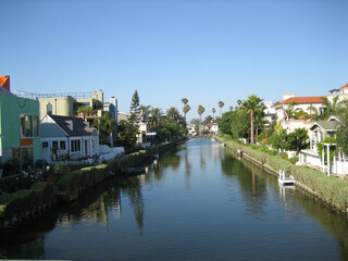 Fototapeta premium scenic houses at the canal in Venice Beach, California
