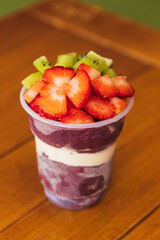 copo de açaí personalizado com frutas kiwi morango banana granola e confeites sorvete gelado
