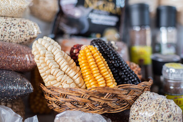 Maíz de grano grande y colores de Perú, en puesto en mercado San Pedro,  en Cusco.