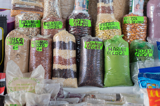 Puesto de mercado en San Pedro en Cusco, donde se venden granos - menestras de distintos tipos de los andes del Per&uacute;