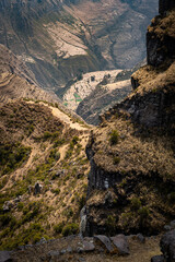 Vista desde plaza principal de PuKa Pukara o Waqra Pukara hacía el cañon del Apurímac.