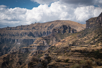 Vista desde plaza principal de PuKa Pukara o Waqra Pukara hacía el cañon del Apurímac.