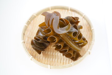 笊に乗った生のめかぶ(ねかぶ)