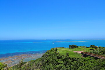 眼前に広がる美しい海が見える公園