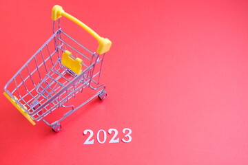 2023の数字と買い物カートの左寄りの写真