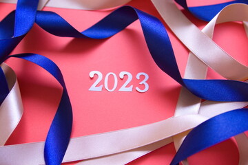 2023の数字とリボンの装飾の写真