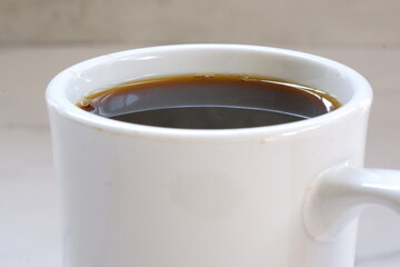 淹れたてのコーヒーが入ったコーヒーカップ