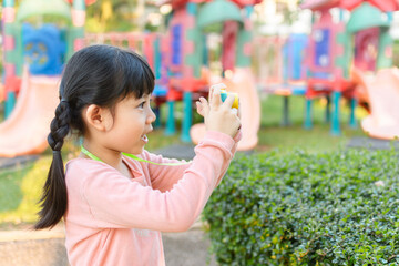 Obraz premium Baby Asian Girl Photographer.