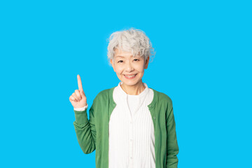 笑顔で案内するシニア女性