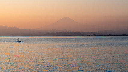 湘南の片瀬西浜の海と富士山