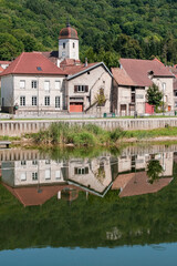 Fototapeta na wymiar Village le long du fleuve Doubs en France, région Franche-Comté
