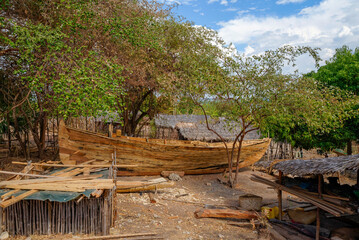 Construction d'une pirogue à Madagascar - obrazy, fototapety, plakaty