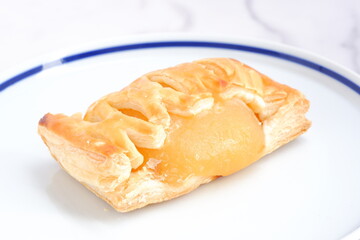 サクサクしたパイ生地が美味しそうなアップルパイ
