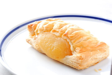 サクサクしたパイ生地が美味しそうなアップルパイ
