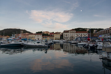 Fototapeta na wymiar Le port de la ville de Port-Vendres. Une ville portuaire dans le sud de la France. Un port avec un coucher de soleil.