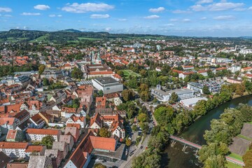 Fototapeta na wymiar Kempten im Allgäu - Ausblick auf die Innenstadt an der Iller