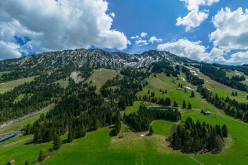 Ausblick auf die Bergkette des Iseler am Oberjoch im Allgäu