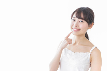 肌のケアをする若い女性