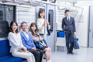 電車移動をする人々