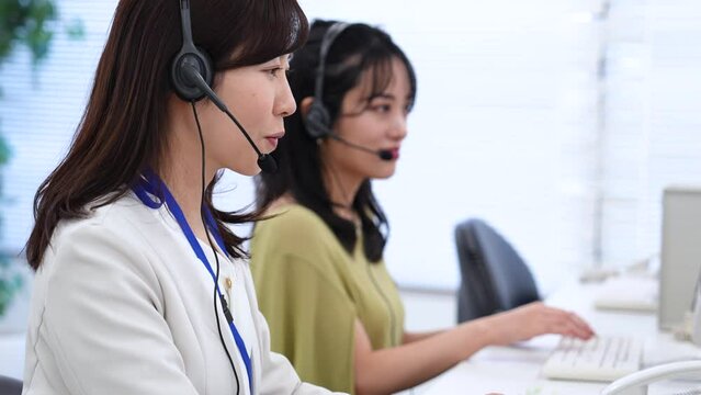 コールセンターでお客様対応をする女性スタッフ