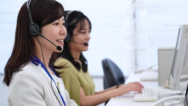 コールセンターでお客様対応をする女性スタッフ