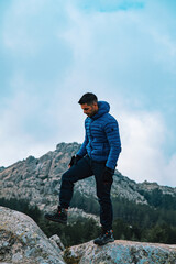 Naklejka premium young traveler stands in front of a mountains