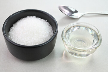 Obraz na płótnie Canvas Sugar syrup in a bowl with sugar crystals in the background.