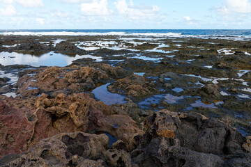 Wybrzeże Teneryfy: zastygła w oceanie lawa wulkaniczna, tworząca mniejsze i większe zbiorniki wodne. - obrazy, fototapety, plakaty
