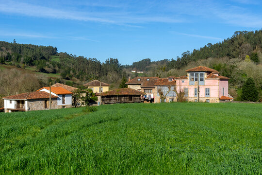 Bonito pueblo asturiano con un antiguo h&oacute;rreo. Pern&uacute;s, Asturias, Espa&ntilde;a.