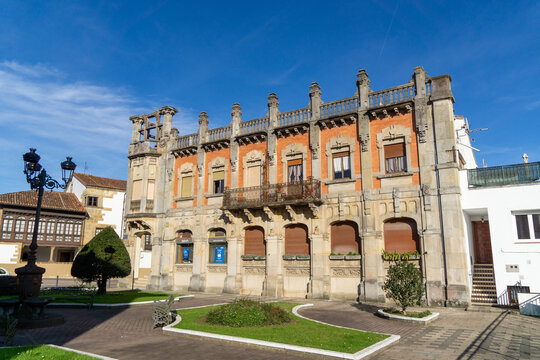 Casa de Los Pablos (construida en 1910). Su estructura está ligada al modernismo internacional. Antiguo comercio y chocolatería. Colunga, Asturias, España; Enero de 2023.