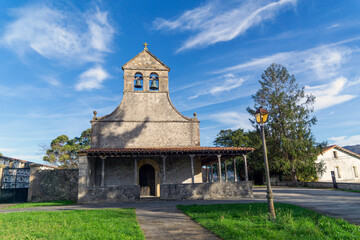 Iglesia de Santiago de Gobiendes (siglo IX). Colunga, Asturias, España.