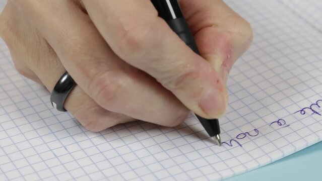 personne qui &eacute;crit sur un cahier