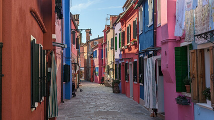 une ruelle de maisons colorées avec du linge étendu aux fenêtre