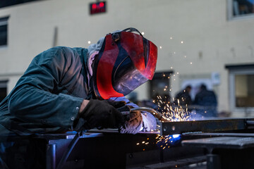 soudure métallier homme métallerie industrie étincelles souder poste assemblage