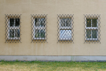 Hausfassade mit vergitterten Fenstern