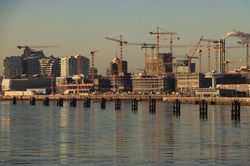 Hamburger HafenCity im Dezember 2022; Blick über die Norderelbe zum Überseequartier