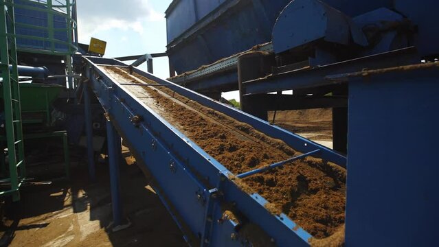 Peat fertilizer production. Milled peat production using belt conveyor