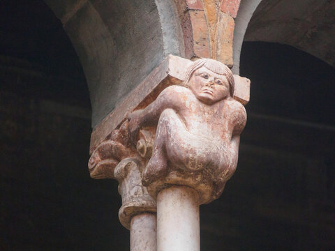 Italia, Emilia Romagna, Bologna, Basilica di Santo Stefano o conosciuta come Sette Chiese. Capitelli del chiostro.