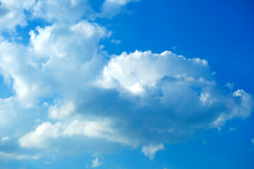 Obraz na płótnie Canvas Natural daylight and white clouds floating on blue sky