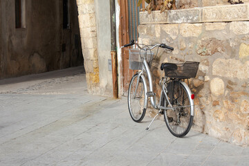 Fototapeta na wymiar bicycle on wall. city street transport